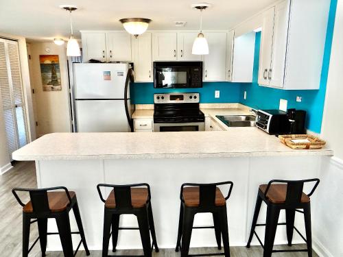 700G-Spotless 2 bed 2 bath condo recently remodeled