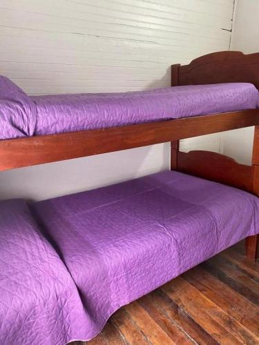 1 twin bed, 1 bunk bed