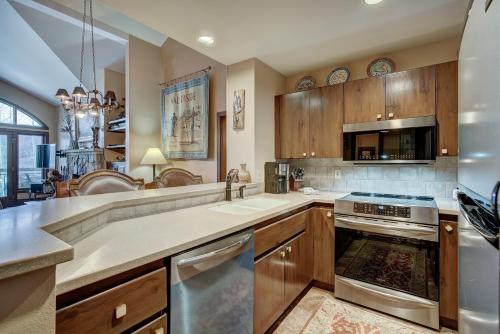 2BR Condo in Arrowhead Village - 5 Minute Walk to Chairlift, Mountain Views! condo, Edwards (photo 2)