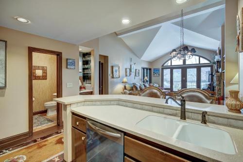 2BR Condo in Arrowhead Village - 5 Minute Walk to Chairlift, Mountain Views! condo, Edwards (photo 3)