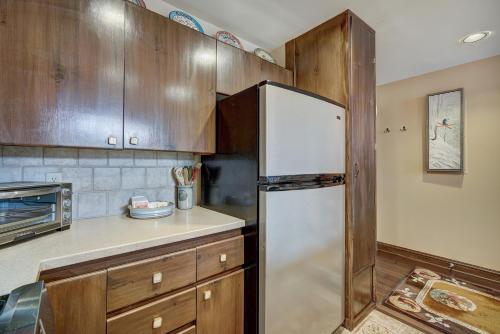 2BR Condo in Arrowhead Village - 5 Minute Walk to Chairlift, Mountain Views! condo, Edwards (photo 4)