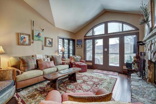 2BR Condo in Arrowhead Village - 5 Minute Walk to Chairlift, Mountain Views! condo, Edwards (photo 6)