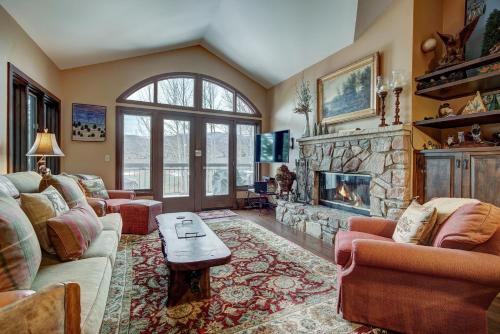 2BR Condo in Arrowhead Village - 5 Minute Walk to Chairlift, Mountain Views! condo, Edwards (photo 7)