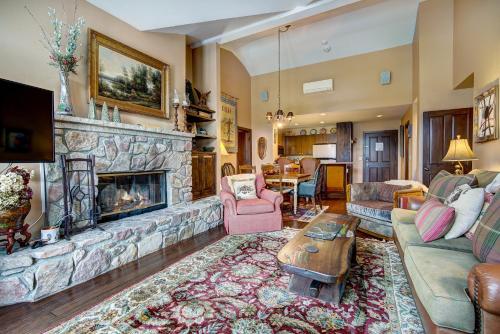 2BR Condo in Arrowhead Village - 5 Minute Walk to Chairlift, Mountain Views! condo, Edwards (photo 8)