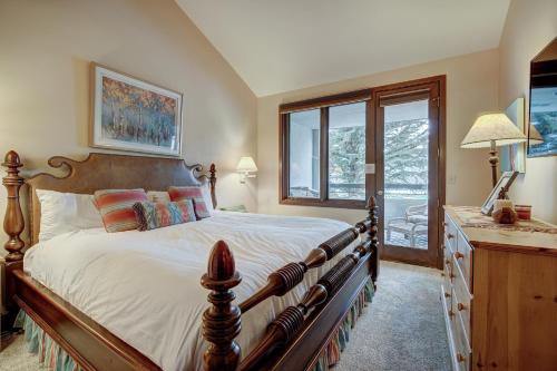 2BR Condo in Arrowhead Village - 5 Minute Walk to Chairlift, Mountain Views! condo, Edwards (photo 9)