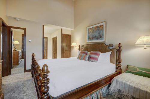 2BR Condo in Arrowhead Village - 5 Minute Walk to Chairlift, Mountain Views! condo, Edwards (photo 10)