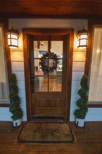 Meant To Bee! New 2 Bedroom, 2 Bath, Sleeps 8! Ping Pong & Shuffle Board!