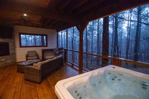 Meant To Bee! New 2 Bedroom, 2 Bath, Sleeps 8! Ping Pong & Shuffle Board! in Broken Bow, USA