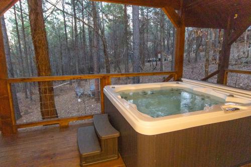 Meant To Bee! New 2 Bedroom, 2 Bath, Sleeps 8! Ping Pong & Shuffle Board! in Broken Bow, USA