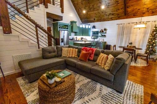 Meant To Bee! New 2 Bedroom, 2 Bath, Sleeps 8! Ping Pong & Shuffle Board!