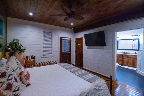 Meant To Bee! New 2 Bedroom, 2 Bath, Sleeps 8! Ping Pong & Shuffle Board!