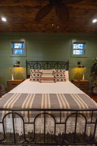 Meant To Bee! New 2 Bedroom, 2 Bath, Sleeps 8! Ping Pong & Shuffle Board!