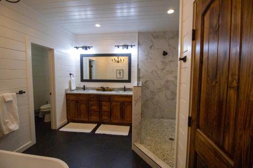 Meant To Bee! New 2 Bedroom, 2 Bath, Sleeps 8! Ping Pong & Shuffle Board!