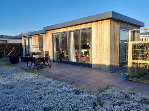  Luxe 5 persoons bungalow op rustig vakantiepark nabij Leeuwarden in 9036 Dronrijp
