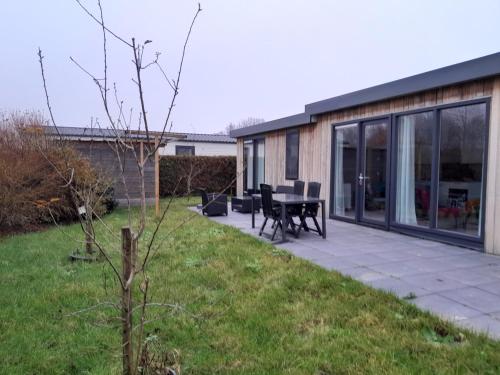  Luxe 5 persoons bungalow op rustig vakantiepark nabij Leeuwarden in Dronrijp