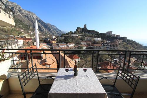 Hotel PANORAMA Kruje view on the castle and the old town - 발코니/테라스