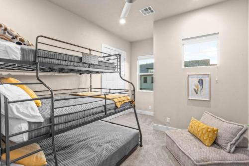 Ocotillo Springs 67 Low Prices Private Hot Tub Pool Basketball Arcade Ping Pong and Community Pool - main image