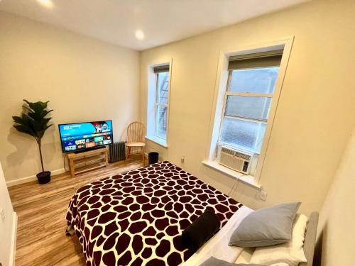 Elegant Private Room close to Manhattan! - Room is in a 2 bedrooms apartament and first floor with free street parking