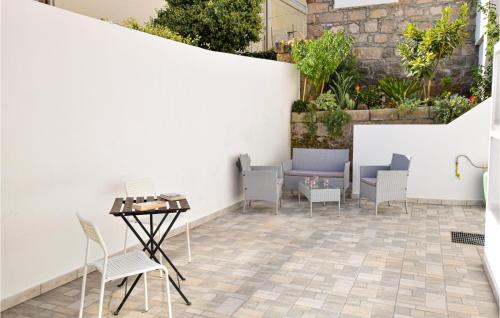  2 Bedroom Stunning Apartment In Santantioco, Ferienwohnung in SantʼAntìoco