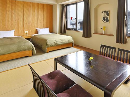 2 twin beds, 2 futon beds