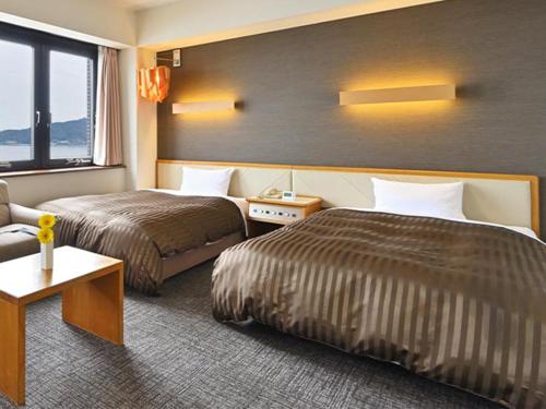 3 twin beds
