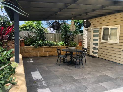 Guesthouse with Pool & BBQ - 10 kms from CBD