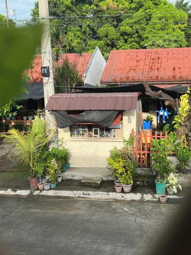 GCASH - Taal cozy private homestay with PRIVATE attached bathroom in General Trias - Pink Room