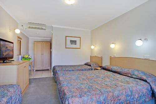1 queen bed, 2 twin beds