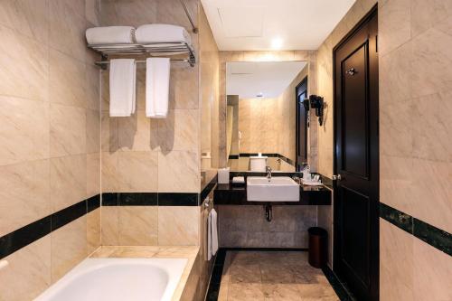Premier King Room image 4