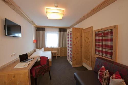 1 twin bed, 1 sofa bed