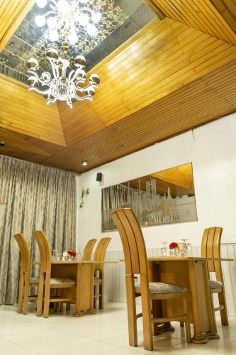 Hill View Hotel West Airport in จอวูลู