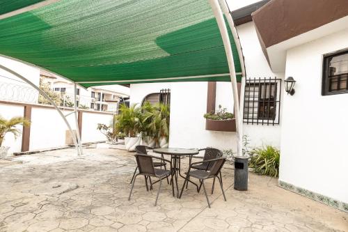 Hill View Hotel West Airport in จอวูลู