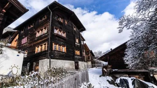 Heimeliges Walliserhaus in Fiesch, Schweiz