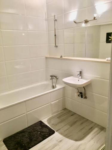 Romantic two bedroom apartment in the Buda hills - image 13