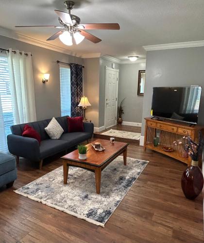 Guestroom, 3BR & 2BA Luxurious home in Bayhill Near Universal Studios and Disney World in South West