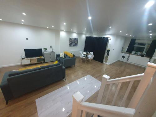 Luxury 5 - Spacious Contractor's Delight with 4 Bedrooms and Ample Driveway Parking, Luton (foto 3)