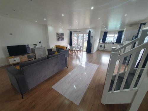 Luxury 5 - Spacious Contractor's Delight with 4 Bedrooms and Ample Driveway Parking