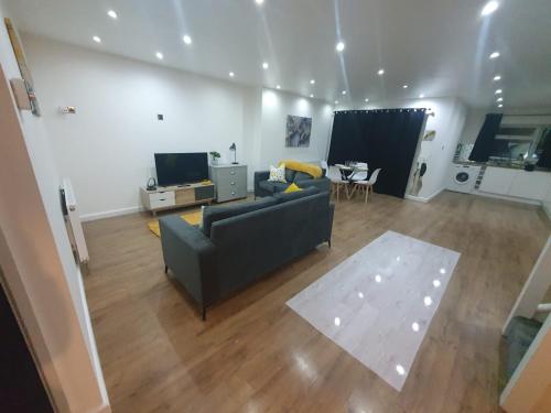 Luxury 5 - Spacious Contractor's Delight with 4 Bedrooms and Ample Driveway Parking, Luton (foto 4)