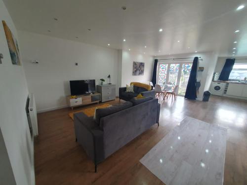 Luxury 5 - Spacious Contractor's Delight with 4 Bedrooms and Ample Driveway Parking, Luton (foto 7)