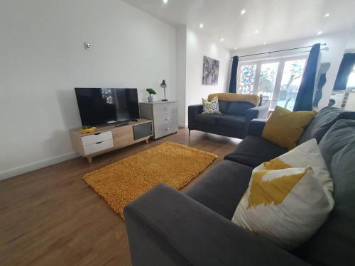 Luxury 5 - Spacious Contractor's Delight with 4 Bedrooms and Ample Driveway Parking, Luton (foto 9)