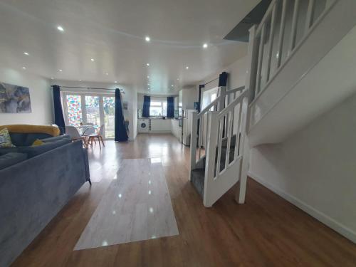 Luxury 5 - Spacious Contractor's Delight with 4 Bedrooms and Ample Driveway Parking, Luton (foto 5)