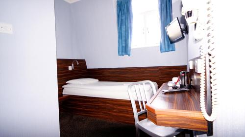 Crestfield Hotel - image 2