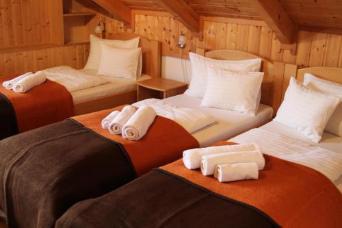3 twin beds