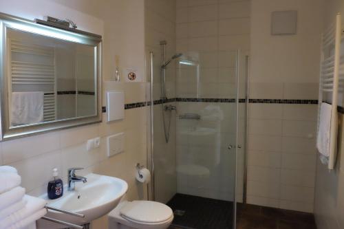 2 twin beds, 1 sofa bed
