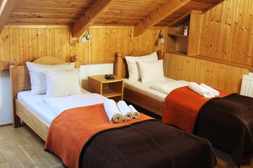 2 twin beds