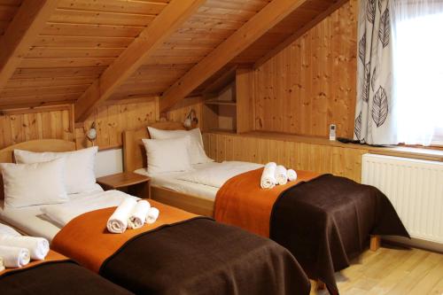 3 twin beds