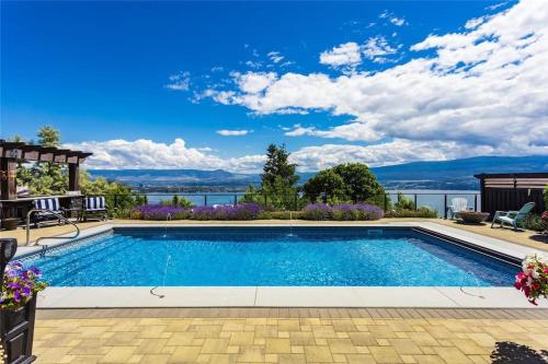 Stunning Lake View w Private Hot tub, Pool -snl & Outdoor Kitchen 2400sqft