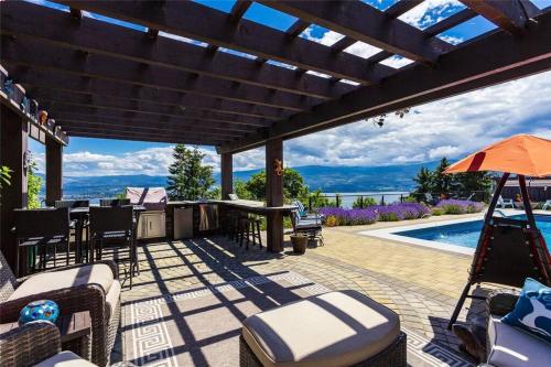 Stunning Lake View w Private Hot tub, Pool -snl & Outdoor Kitchen 2400sqft