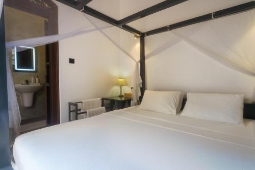 Deluxe Double Room image 6