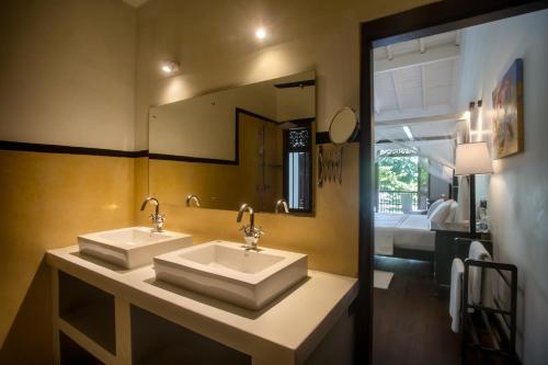 Deluxe Double Room with Sea View image 7